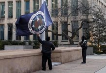 அமெரிக்காவில் ஆயிரக்கணக்கான அரசு ஊழியர்கள் பணி நீக்கம்