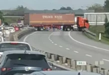 Trafik sesak lebih 10km, laluan dihalang treler melintang