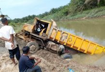 Minyak tumpah dari lori kemalangan di Sungai Bernam