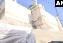 ஹோலி பண்டிகை பேரணி: 10 மசூதிகளை தார்பாய் போட்டு மூட உத்தர பிரதேச அரசு முடிவு