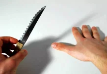 வீடியோ கேம் பார்த்து கை விரல்களை பிளேடால் சீவிக்கொண்ட 40 மாணவர்கள்