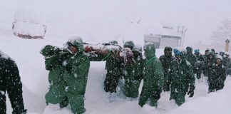 இந்தியா பனிச் சரிவில் நான்கு தொழிலாளர்கள் உயிரிழந்தனர்