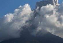 இந்தோனேசியாவில் கடுமையான எரிமலை சீற்றத்தினால் ஏழு அனைத்துலக விமான சேவைகள் ரத்து