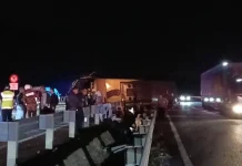 Bas bawa 39 penumpang terbalik, 6 cedera