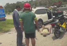 Warga emas rebah selepas dihentak dengan helmet