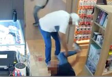 வணிக வளாகத்தில் அரிவாளால் வெட்டிய சந்தேக நபரை தேடி வரும் போலீசார்