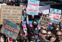 ‘திருநங்கைகளை பெண்களாக கருத முடியாது’ – இங்கிலாந்து சுப்ரீம் கோர்ட்டு தீர்ப்புக்கு எதிராக போராட்டம்