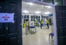 ஆயிர் கூனிங் இடைத்தேர்தல் : வாக்குச்சாவடிகள் காலை 8 மணிக்குத் திறக்கப்பட்டன