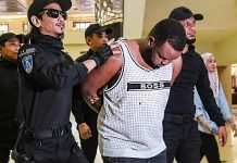 போலீஸ்காரரின் காதை கடித்ததன் தொடர்பில் மறுத்து விசாரணைக் கோரிய நைஜீரிய நபர்