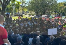 200-க்கும் மேற்பட்ட மருத்தவர்கள் மற்றும் தனியார் பொது மருத்துவர்கள் போராட்டத்தில் ஈடுபட்டனர்