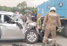 கார் – டிரெய்லர் மோதல்; கணவன் பலி – மனைவி காயம்