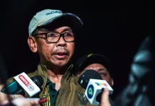 சோதனையின் போது கோலாலம்பூர் குடிநுழைவுத் துறையைச் சேர்ந்த இரண்டு அதிகாரிகள் காயம்