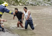 சிக்கிமில் இடைவிடாத கனமழை: 500 சுற்றுலாப் பயணிகள் சிக்கித் தவிப்பு- மாயமான 8 பேரை தேடும் பணி நிறுத்தம்