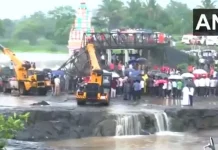 புனேவில் பாலம் இடிந்து விபத்து; 2 பேர் உயிரிழப்பு – மராட்டிய முதல்-மந்திரி நிவாரணம் அறிவிப்பு