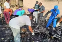 அகமதாபாத் விமான விபத்து: இடிபாடுகளில் இருந்து 100 பவுன் நகையை மீட்டு போலீசாரிடம் ஒப்படைத்த குழுவினர்