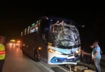 அதிகாலை விரைவுச் சாலையில் ஏற்பட்ட விபத்தில் 13 UMPSA பல்கலைக்கழக மாணவர்கள் உட்பட 28 பேர் காயமின்றி உயிர் பிழைத்தனர்