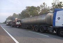 பிளஸ் நெடுஞ்சாலையில் நடந்த விபத்தில் லோரி ஓட்டுநர் பூபாலன் மற்றும் உதவி ஓட்டுநர் சிவசந்திரன் ஆகியோர் உயிரிழப்பு