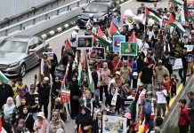 ஈரானுக்கு ஆதரவு தெரிவித்து அமெரிக்க தூதரகத்தின் முன் நூற்றுக்கணக்கானோர் ஆர்ப்பாட்டம்