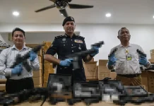 நூற்றுக்கணக்கான போலி துப்பாக்கிகள் பறிமுதல்: 3 வெளிநாட்டினர் கைது