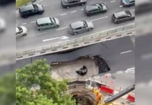 பெரிய பள்ளத்தில் விழுந்த கார்: பாதுகாப்பாக மீட்கப்பட்ட பெண்