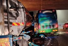 46 பயணிகளை ஏற்றிச் சென்ற பேருந்து இரண்டு லோரிகளுடன் மோதி விபத்துக்குள்ளானதில் இருவர் பலி; 16 பேர் காயம்