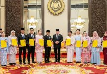 Agong kurnia biasiswa kepada 13 penuntut IPT