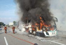 Bas persiaran terbakar, pemandu dan penumpang selamat