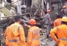 மும்பையில் அடுக்கு மாடி குடியிருப்பு இடிந்து விழுந்து மூவர் பலி; 25க்கும் மேற்பட்டோர் சிக்கியிருக்கலாம் என அச்சம்