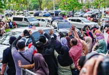 “Free Bossku” என்று கோஷமிட்ட நஜிப் ஆதரவாளர்கள்