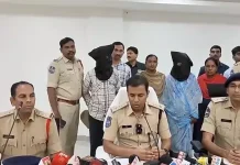 கள்ளக்காதலனுடன் உல்லாசம்; இடையூறாக இருந்த கணவன், 22 வயது மகளை கொன்ற பெண்