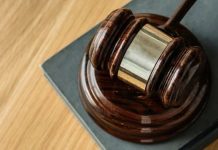 இளைஞரின் மரணத்திற்கு காரணம் என குற்றம் சாட்டப்பட்ட கார்போரல் குற்றத்தை மறுத்து விசாரணை கோரினார்