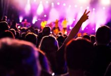 கச்சேரிக்கான ஆடைக் கட்டுப்பாடு நிகழ்ச்சி நடத்துபவர்களுக்கு மட்டுமே, கச்சேரிக்கு வருபவர்களுக்கு அல்ல என்கிறது புஸ்பால்