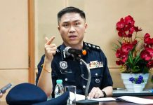 போலீசார் போல் ஆள் மாறாட்டம் செய்ததோடு போலி துப்பாக்கிகளை வைத்திருந்த மூவர் கைது