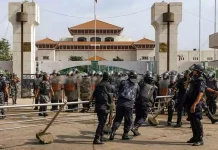 கலவரத்திற்கு மத்தியில் நேபாள சிறைகளில் இருந்து 15 ஆயிரம் கைதிகள் தப்பியோட்டம்