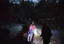 கோலா குபு பாரு ஆற்றில் திடீர் வெள்ளப்பெருக்கு – 12 போலீசார் உட்பட 22 பேர் உயிருடன் மீட்பு