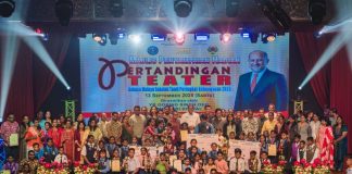 தமிழ்ப்பள்ளிகளுக்கிடையிலான மலாய் மொழி நாடகப் போட்டி: பரிசுகளை எடுத்து வழங்கிய கோபிந்த்