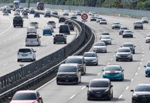 பள்ளி விடுமுறைகள் முடிவடைந்தாலும் நெடுஞ்சாலைகளில் போக்குவரத்து சீராகவே உள்ளது.