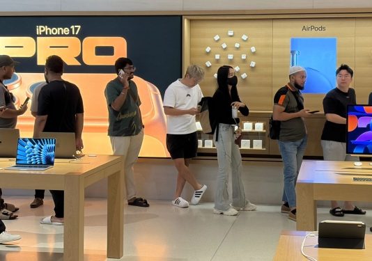 மலேசியாவில் “iPhone 17 அதிகாரப்பூர்வ வெளியீடு – தி எக்ஸ்சேஞ்ச் TRX-இல் பெரும் வரிசை