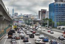 Trafik perlahan di lebuh raya utama