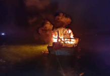 தீப்பிடித்து எரிந்த படகிலிருந்து தப்பிக்க பந்தாய் ரெமிஸ் அருகே கடலில் குதித்த 25 பணியாளர்கள்