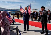 மகிழ்ச்சி முகத்துடன் மலேசியா வந்தடைந்தார் டிரம்ப்