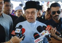 16 வயதுக்குட்பட்ட மாணவர்களுக்கு ஸ்மார்ட்போன் தடை விதிக்க அமைச்சரவை பரிசீலிக்கிறது: பிரதமர்