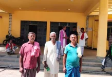 இறந்துவிட்டதாக வாக்காளர் பட்டியல் இருந்து நீக்கப்பட்ட பீகார் கிராமத்தினர் உயிருடன் வந்து புகார்