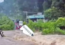 கன மழை எதிரொலி: ஆற்றில் அடித்து செல்லப்பட்ட வேன்