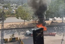 பாகிஸ்தானில் கோர்ட்டுக்கு வெளியே குண்டுவெடிப்பு; 12 பேர் பலி