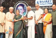 பழம்பெரும் நடிகை வைஜெயந்தி மாலாவுக்கு கலாசார விருது வழங்கிய ரஜினிகாந்த்