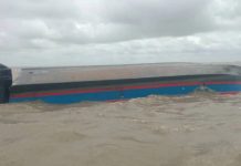 கவிழ்ந்த படகில் இருந்து ஞாயிற்றுக்கிழமை காணாமல் போன ஐந்து மீனவர்கள் பாதுகாப்பாக மீட்பு