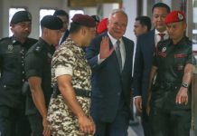 அரச ‘அங்கீகாரம்’ அடிப்படையில் வீட்டுக் காவல் உத்தரவு கோரி நஜிப் ரசாக் உயர் நீதிமன்றத்தில் மனு: 1MDB வழக்கின் தீர்ப்பை எதிர்நோக்கி சட்டப் போராட்டம் தொடர்கிறது!