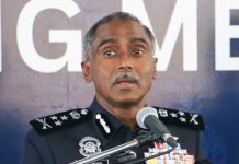 தலையில் முக்காடு அணிந்த ஒருவர் மது அருந்துவதாக வைரலான வீடியோ தொடர்பாக இருவர் கைது