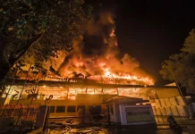 பந்திங் தொழில்துறை பகுதியில் இரண்டு தொழிற்சாலைகள் தீயில் எரிந்து நாசமாகின